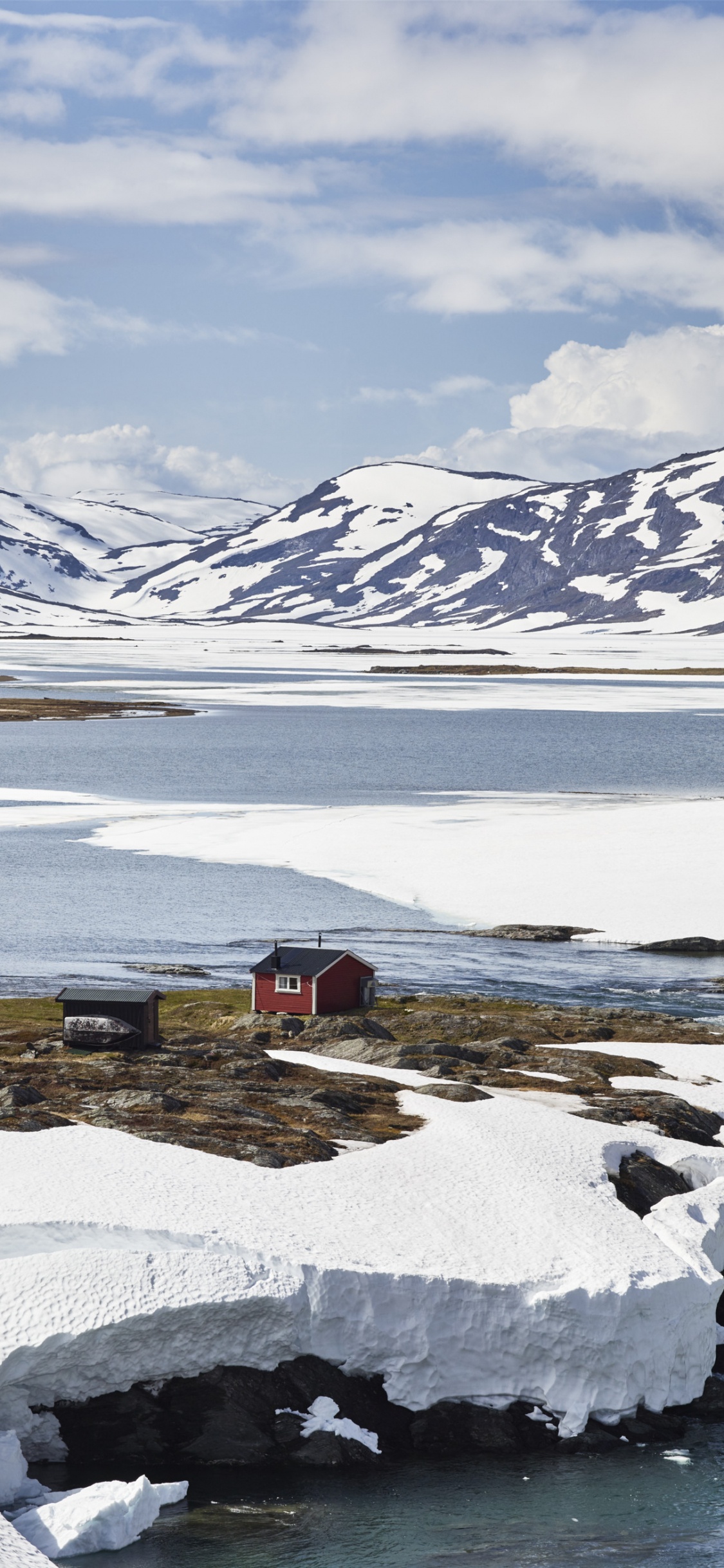 Montagne Couverte de Neige Près D'un Plan D'eau Pendant la Journée. Wallpaper in 1125x2436 Resolution
