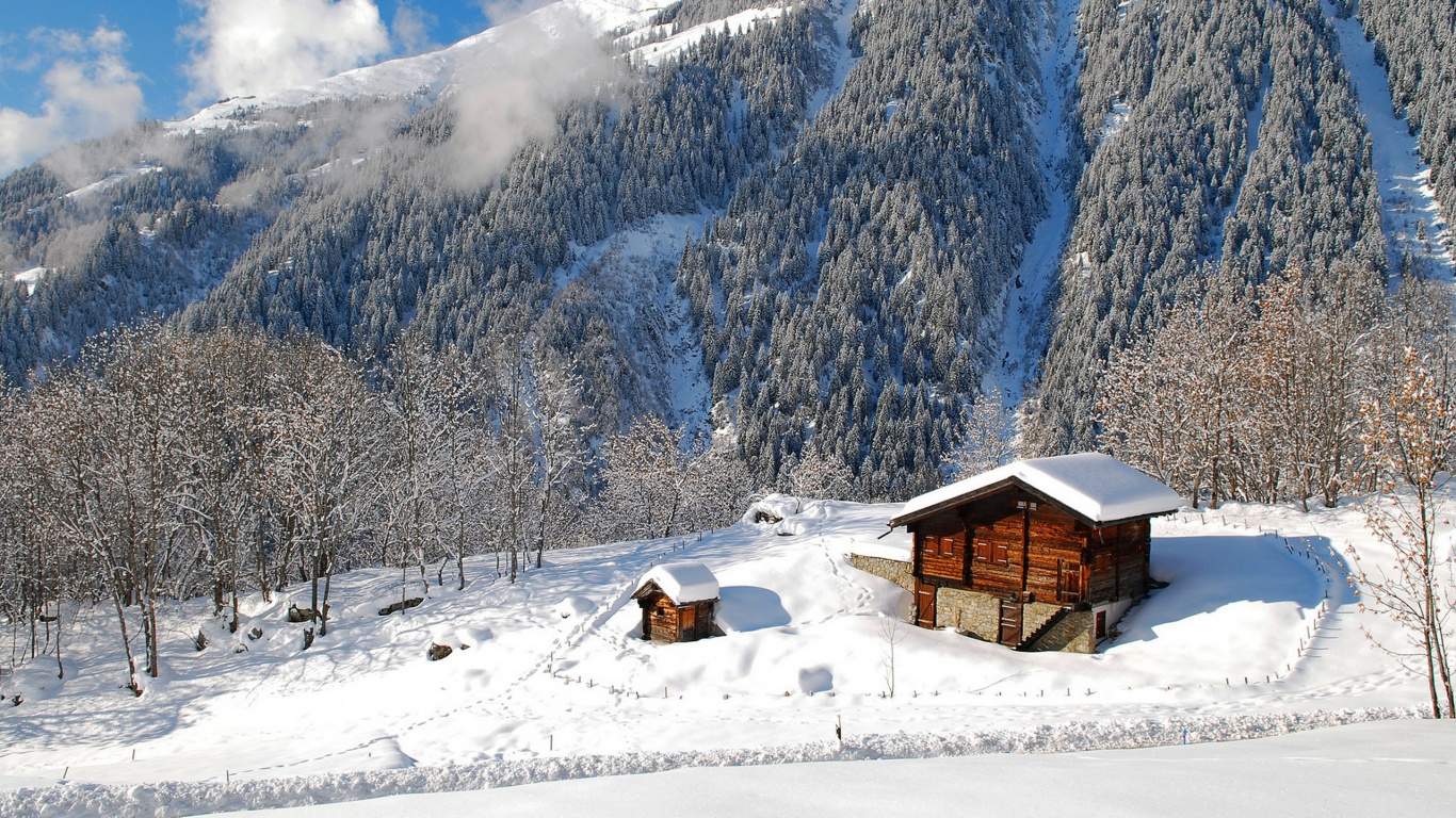 Casa de Madera Marrón Sobre un Terreno Cubierto de Nieve Cerca de la Montaña Cubierta de Nieve Durante el Día. Wallpaper in 1366x768 Resolution