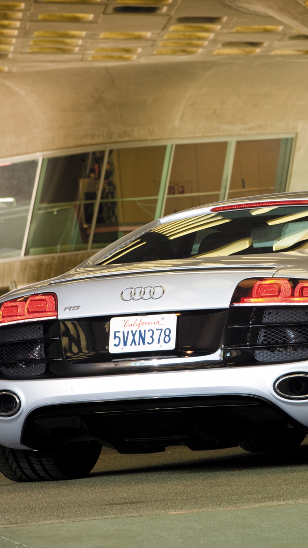 Silberner Porsche 911 Auf Einem Parkplatz Geparkt. Wallpaper in 1080x1920 Resolution