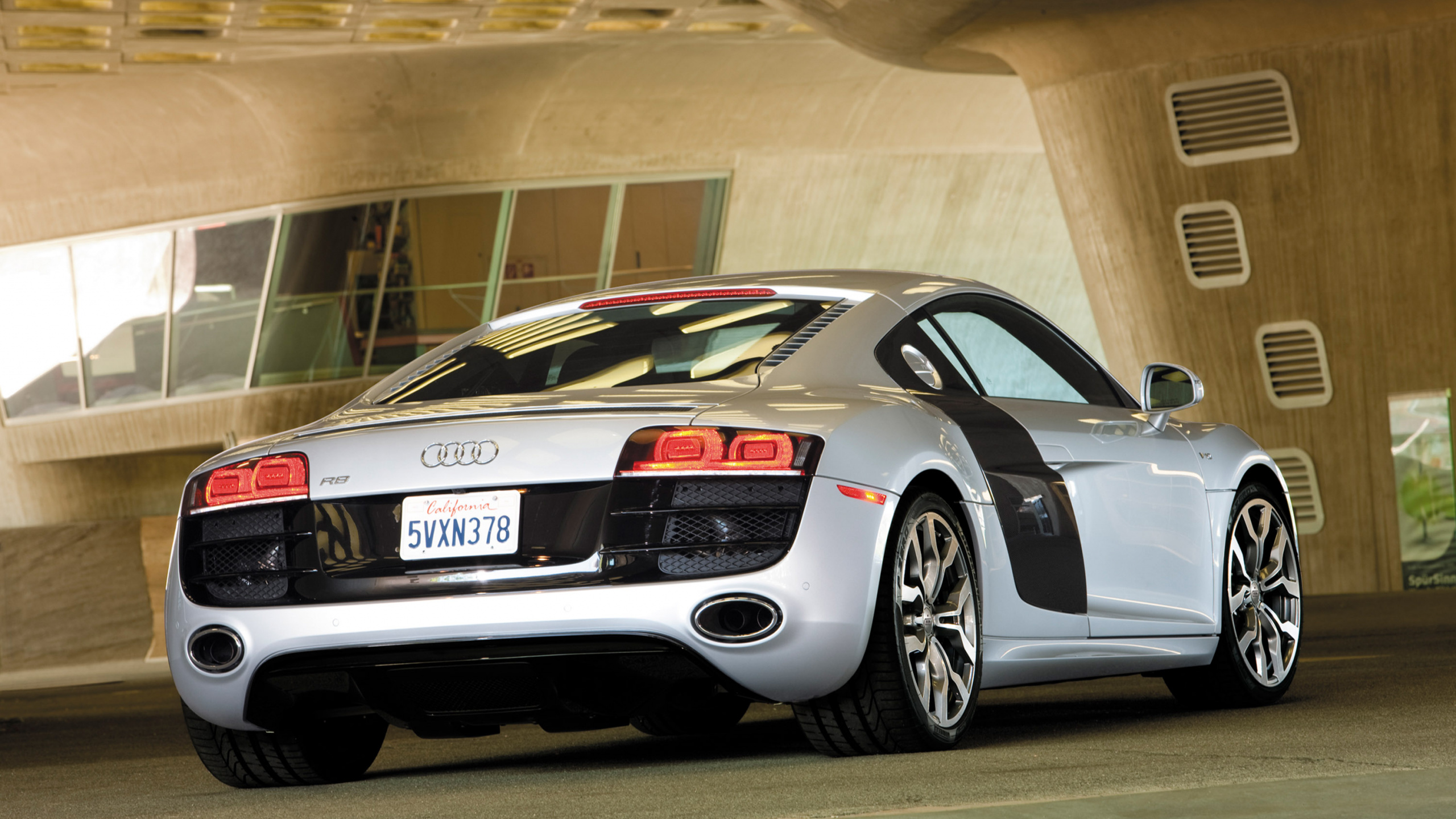 Porsche 911 Argent Garée Dans un Parking. Wallpaper in 2560x1440 Resolution