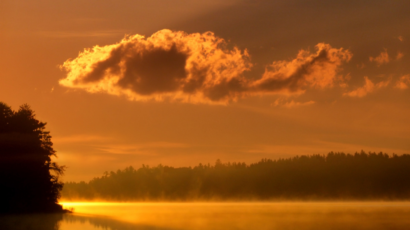 Gewässer Unter Bewölktem Himmel Tagsüber. Wallpaper in 1366x768 Resolution