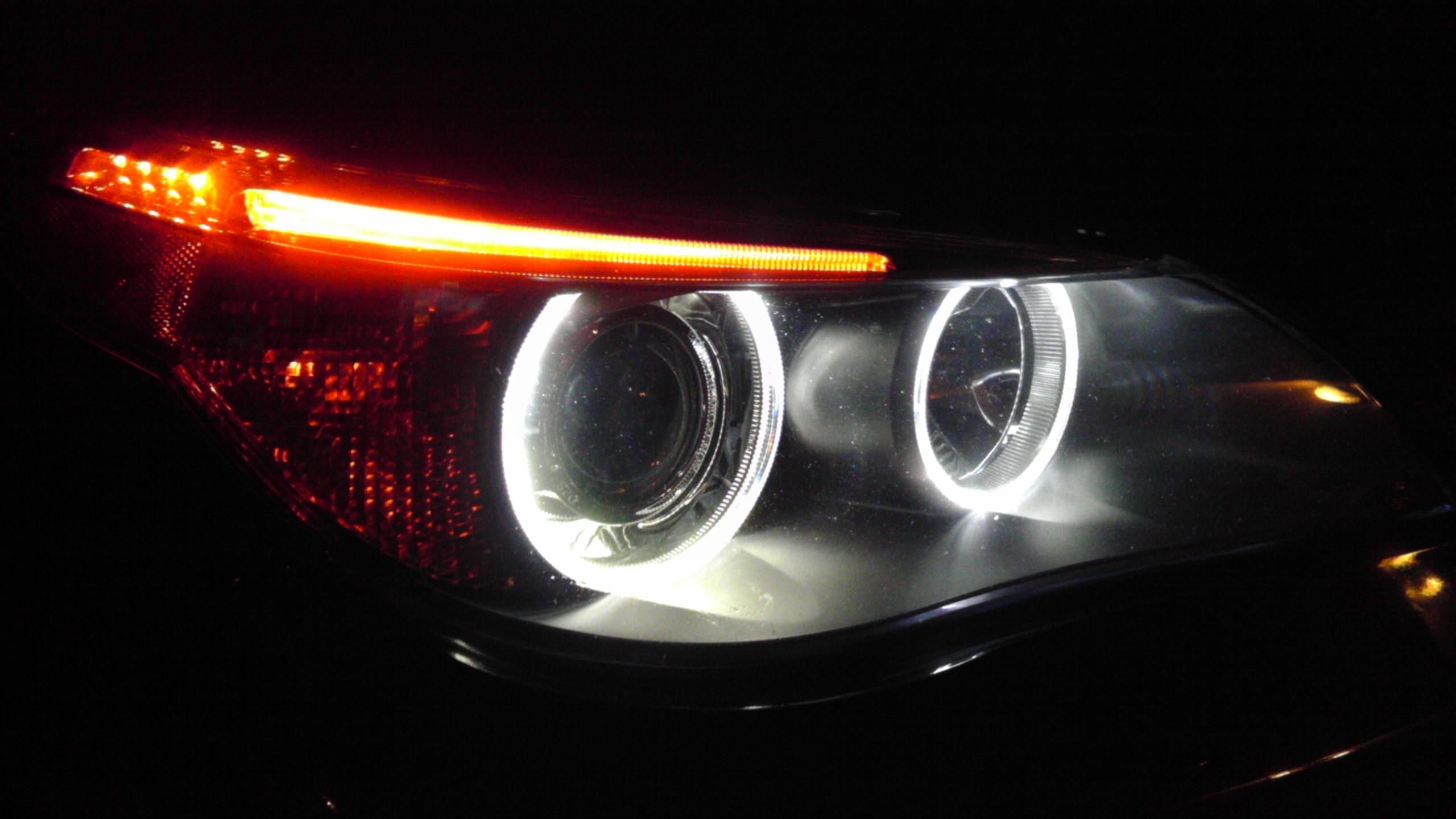 Black and Red Car Light. Wallpaper in 2560x1440 Resolution