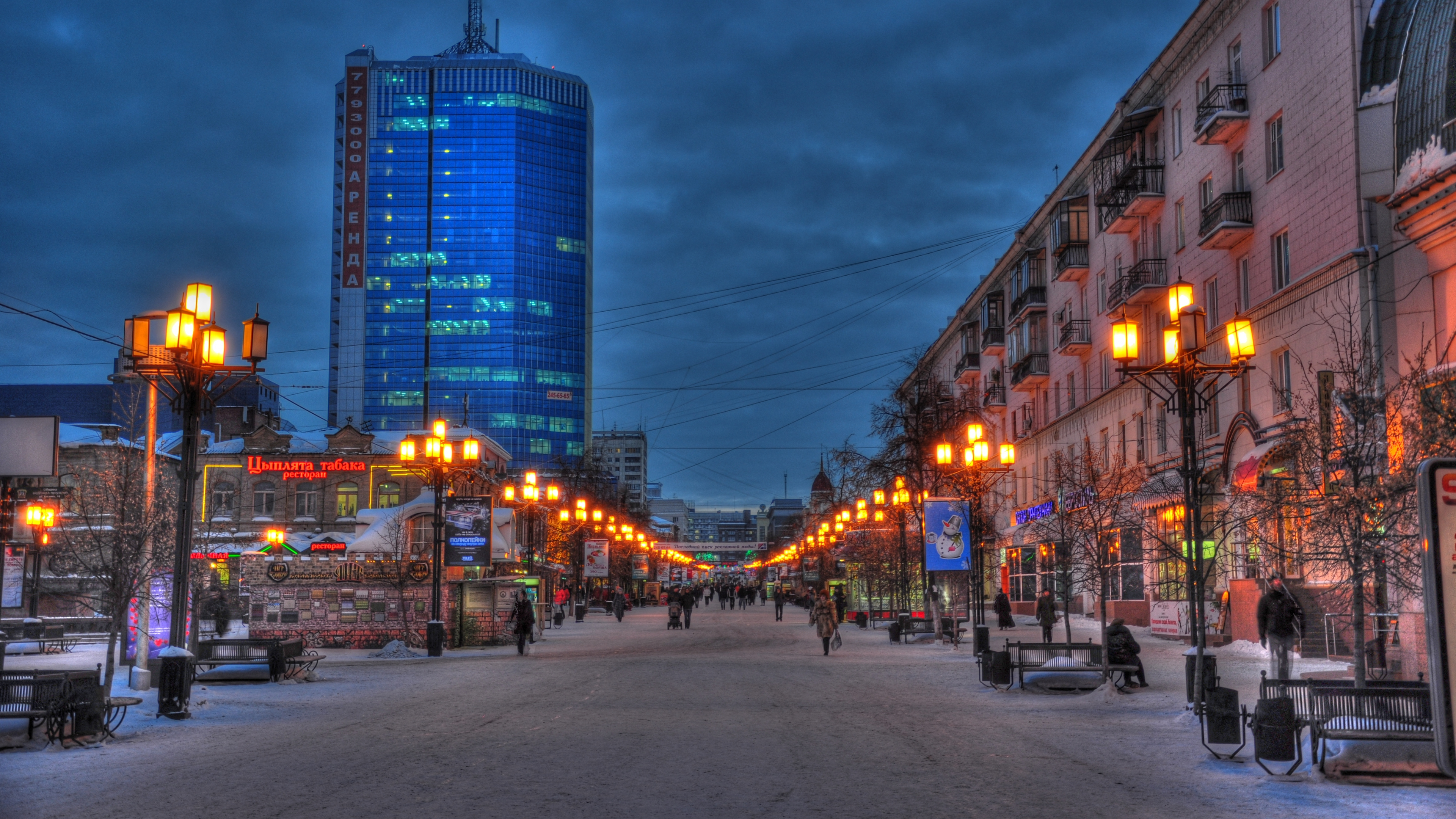 Menschen, Die Nachts Auf Dem Bürgersteig in Der Nähe Von Hochhäusern Gehen. Wallpaper in 3840x2160 Resolution