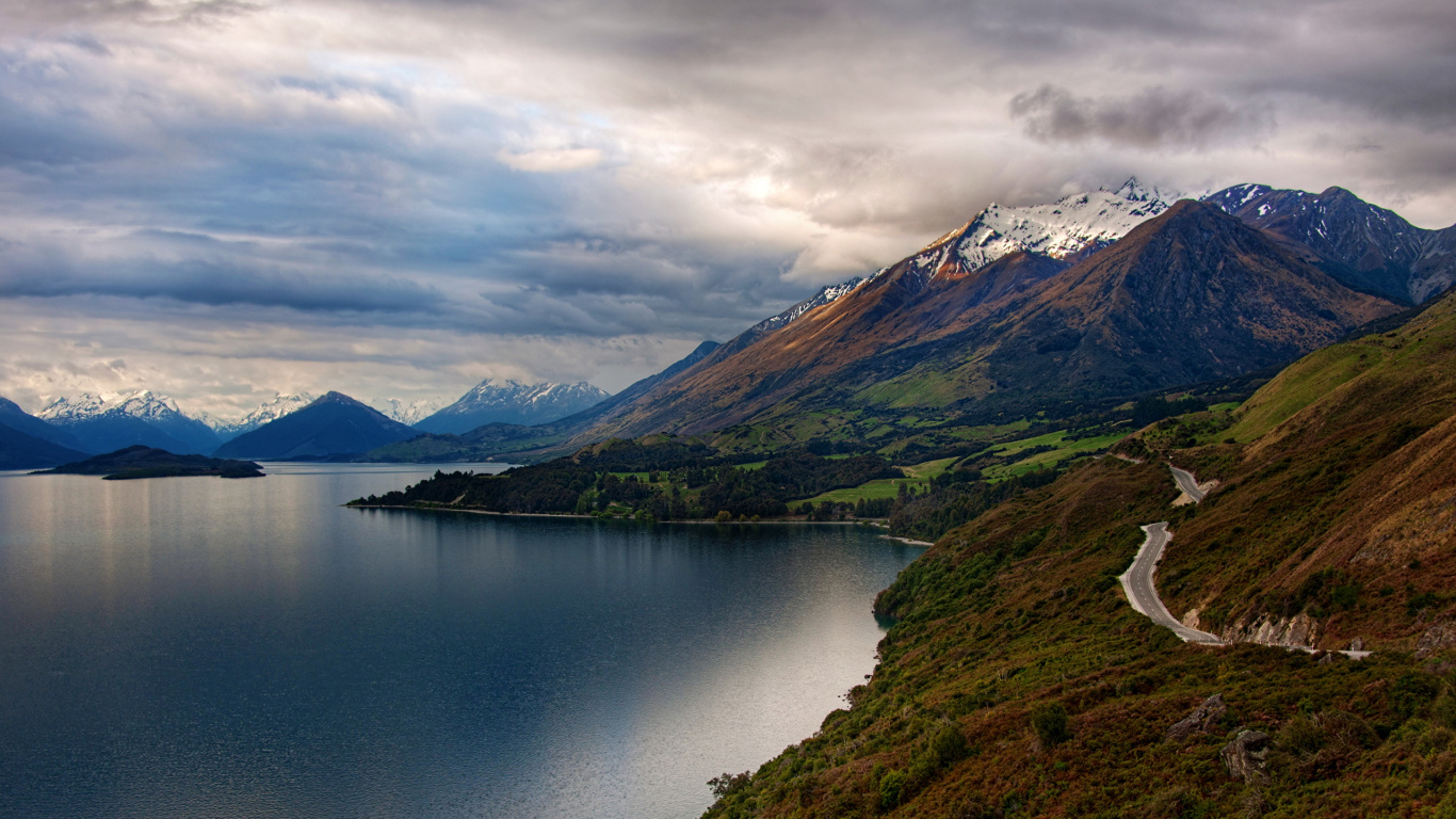 See Inmitten Grüner Und Brauner Berge Unter Weißen Wolken. Wallpaper in 1366x768 Resolution