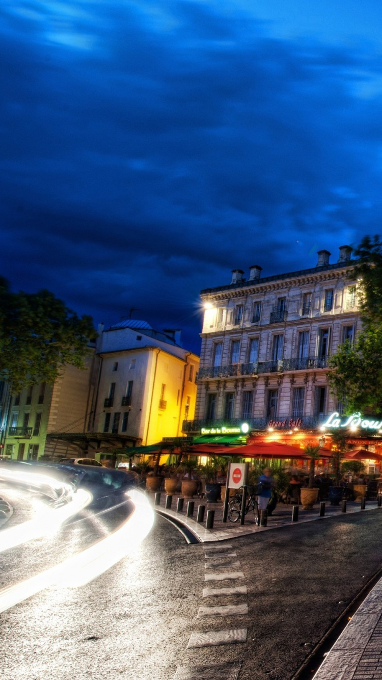 Personnes Marchant Sur le Trottoir Près du Bâtiment Pendant la Journée. Wallpaper in 750x1334 Resolution
