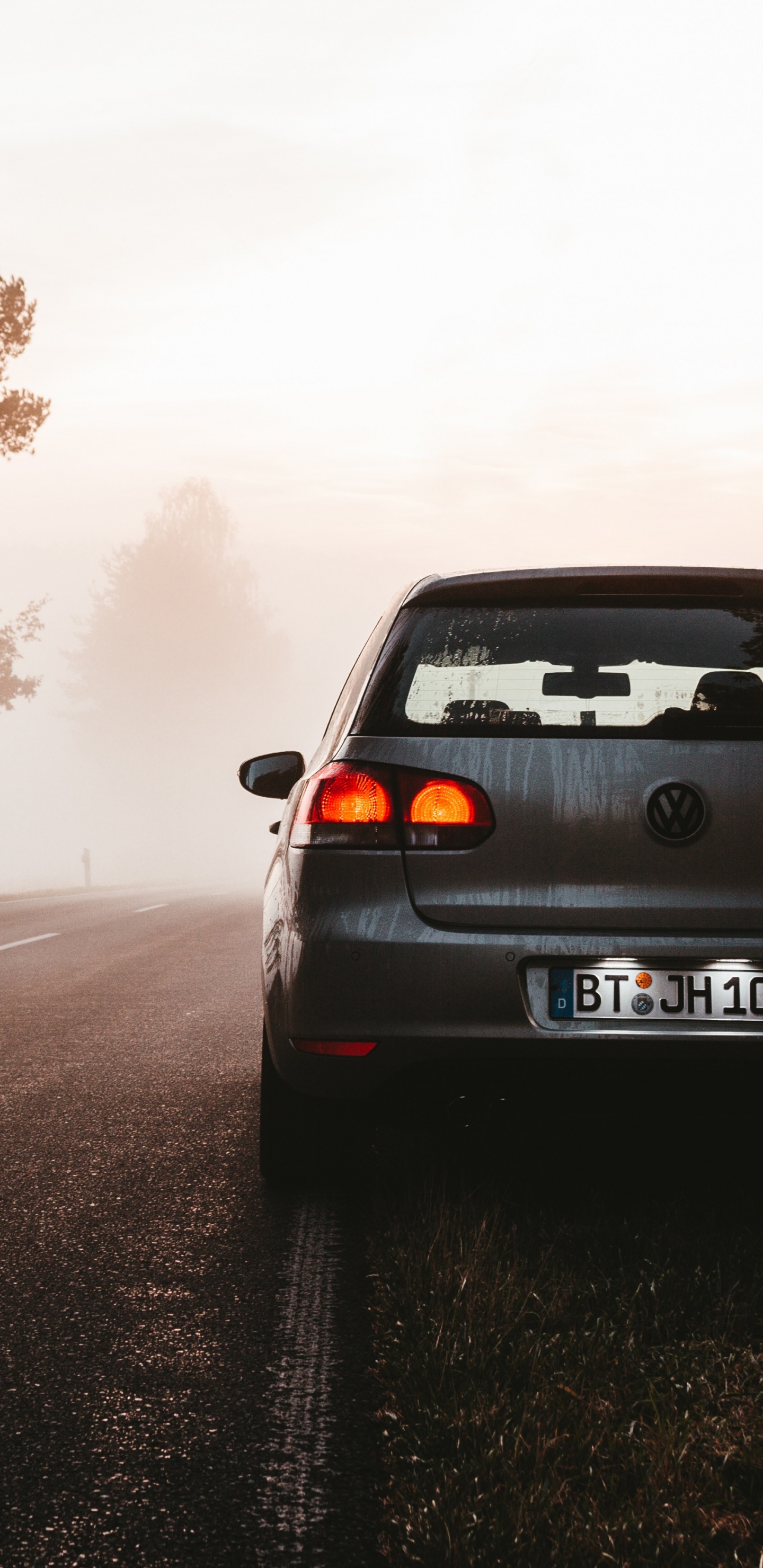 Voiture Noire Sur Route Pendant la Journée. Wallpaper in 1440x2960 Resolution