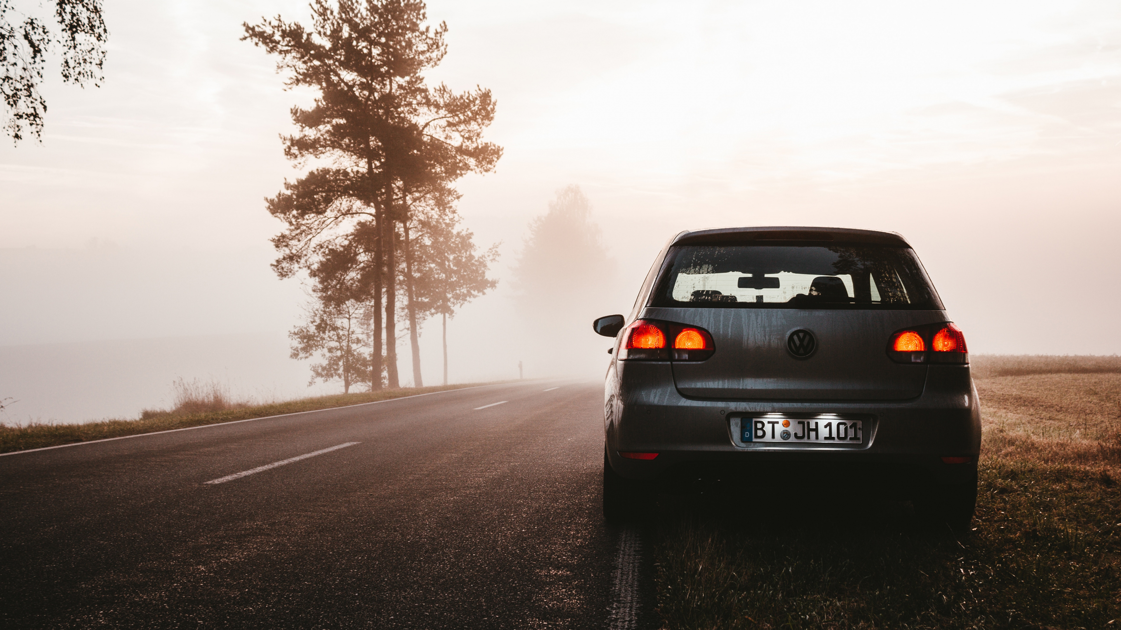Voiture Noire Sur Route Pendant la Journée. Wallpaper in 3840x2160 Resolution