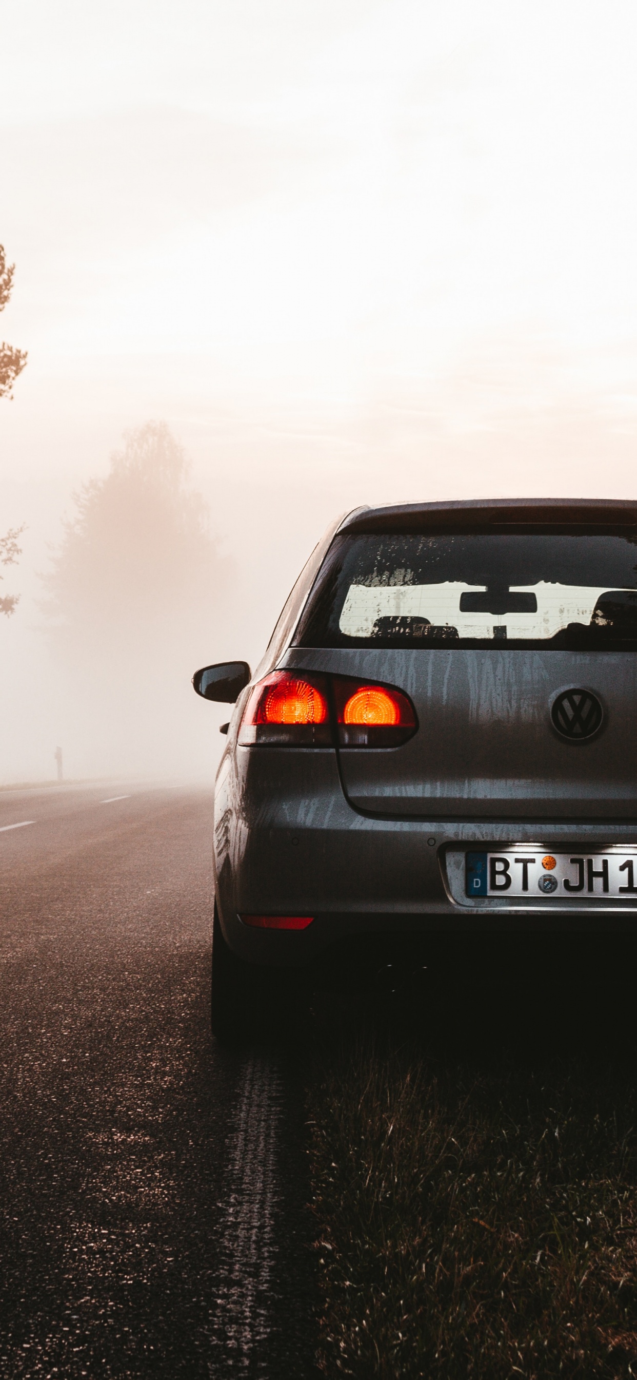 Schwarzes Auto Tagsüber Unterwegs. Wallpaper in 1242x2688 Resolution