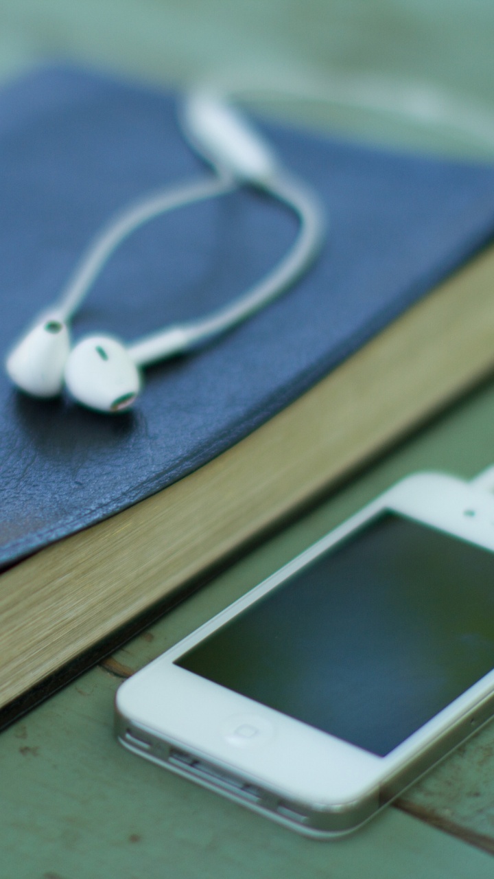 Iphone 4 Blanco Sobre Mesa de Madera Marrón. Wallpaper in 720x1280 Resolution