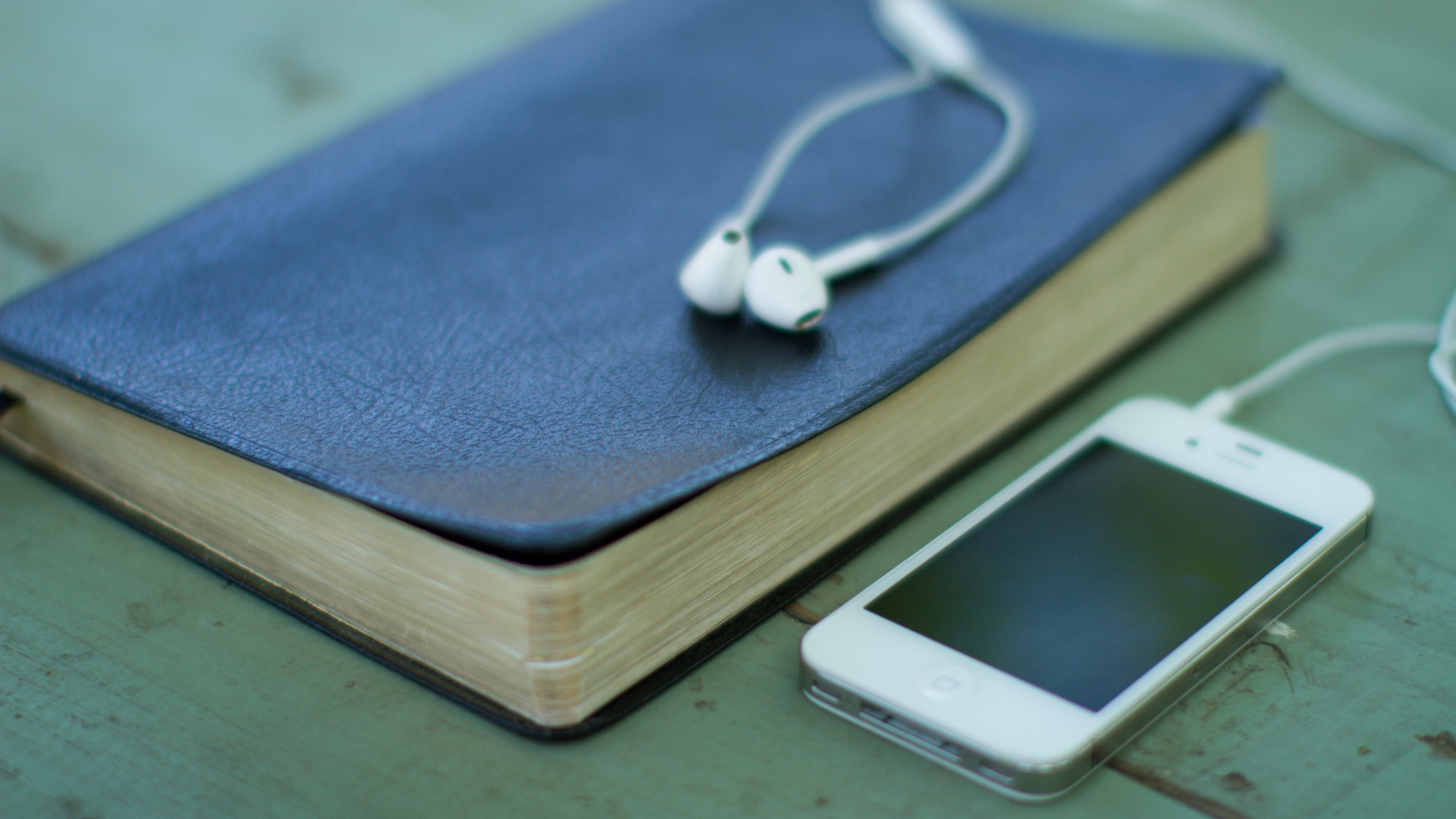 Iphone 4 Blanc Sur Table en Bois Marron. Wallpaper in 2560x1440 Resolution
