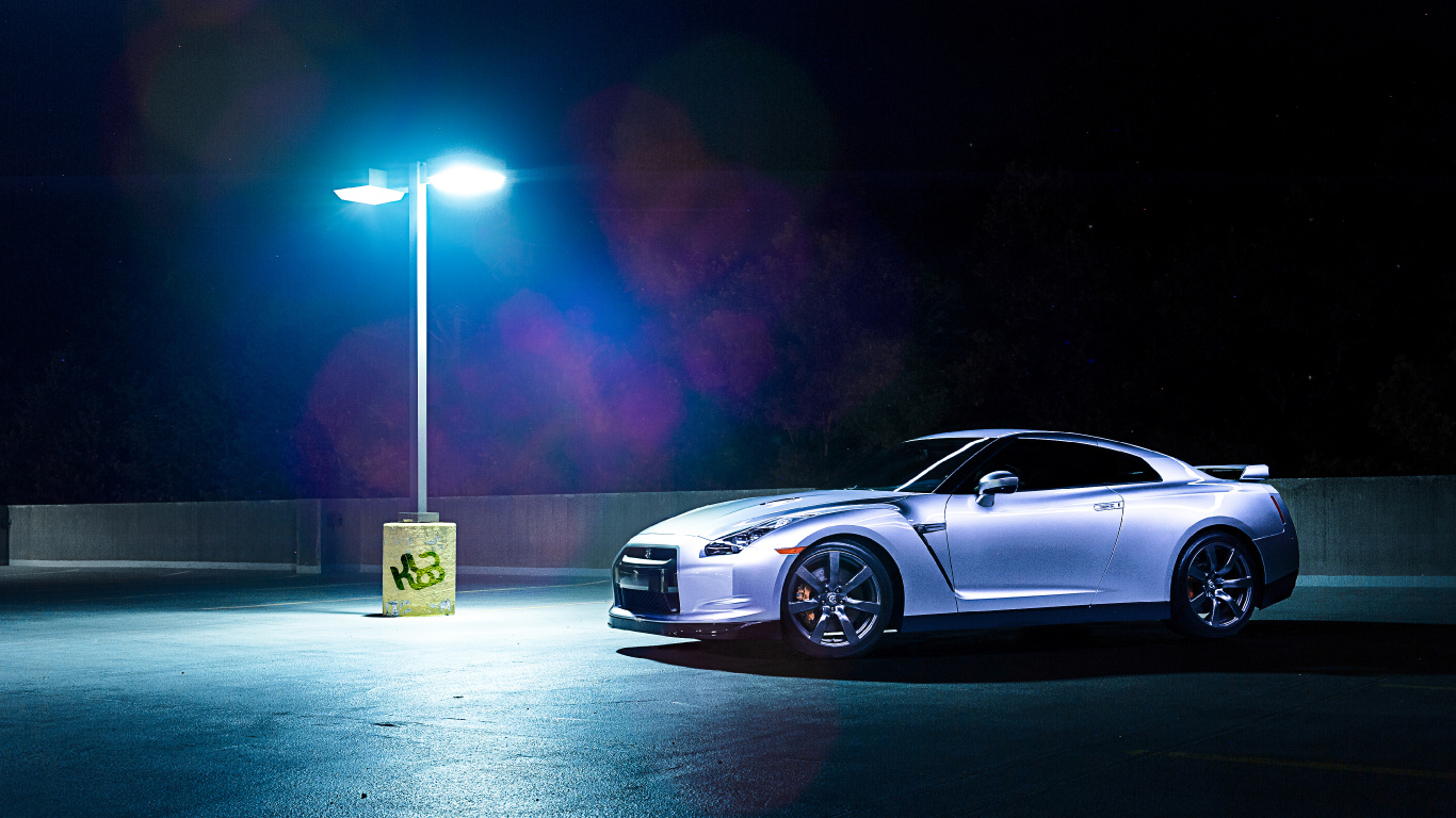 Silbernes Coupé Unterwegs Während Der Nacht Night. Wallpaper in 1366x768 Resolution