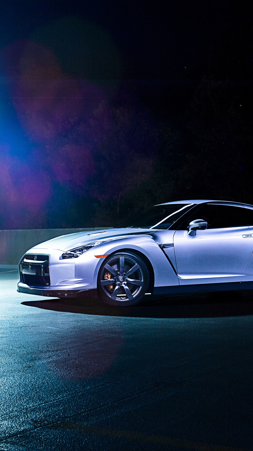 Silver Coupé Sur Route Pendant la Nuit. Wallpaper in 1080x1920 Resolution