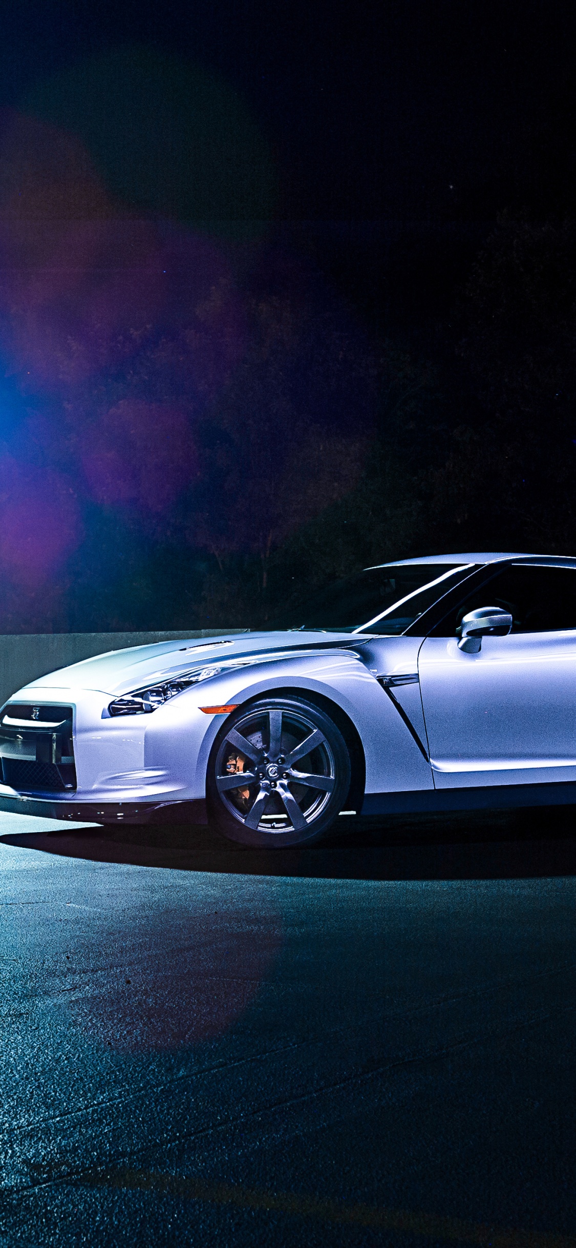 Silver Coupé Sur Route Pendant la Nuit. Wallpaper in 1125x2436 Resolution