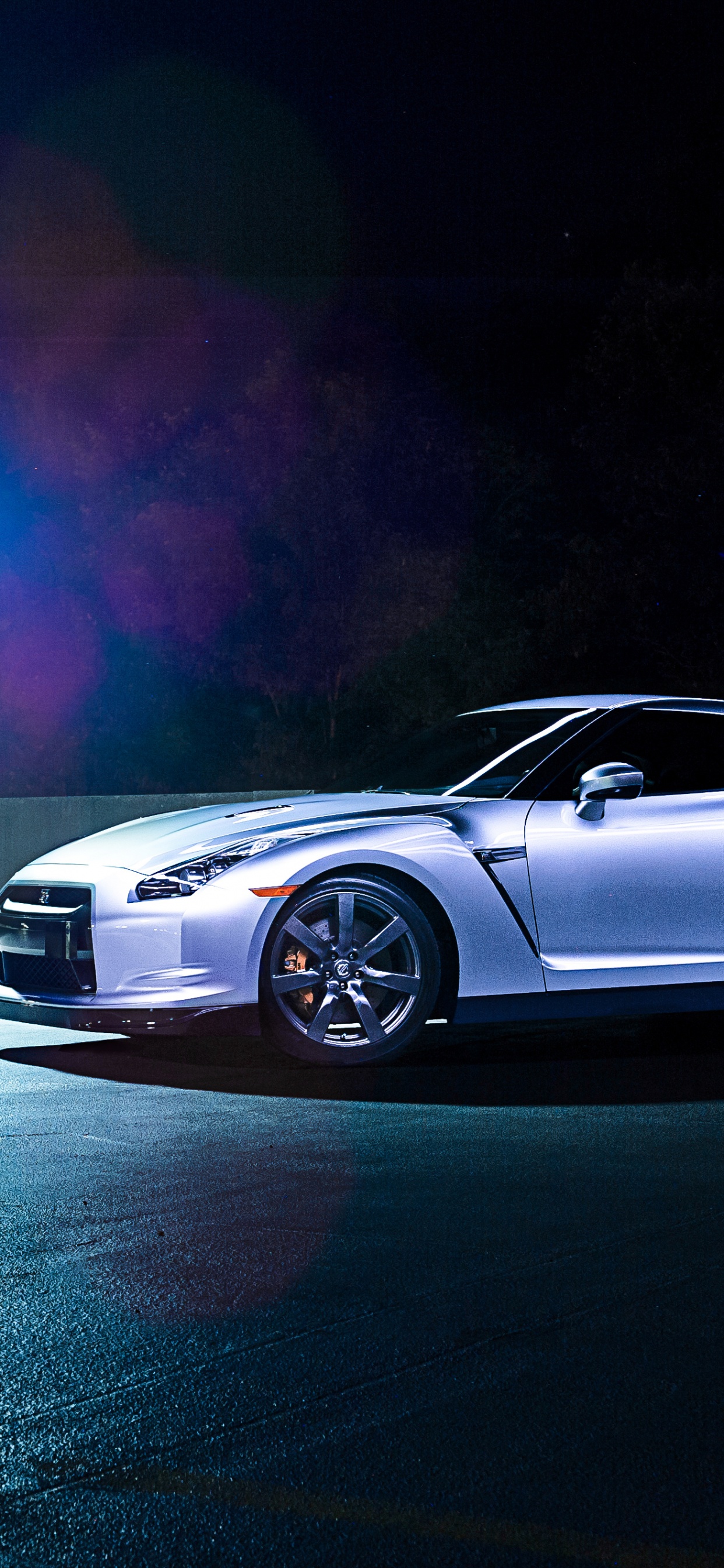 Silver Coupé Sur Route Pendant la Nuit. Wallpaper in 1242x2688 Resolution