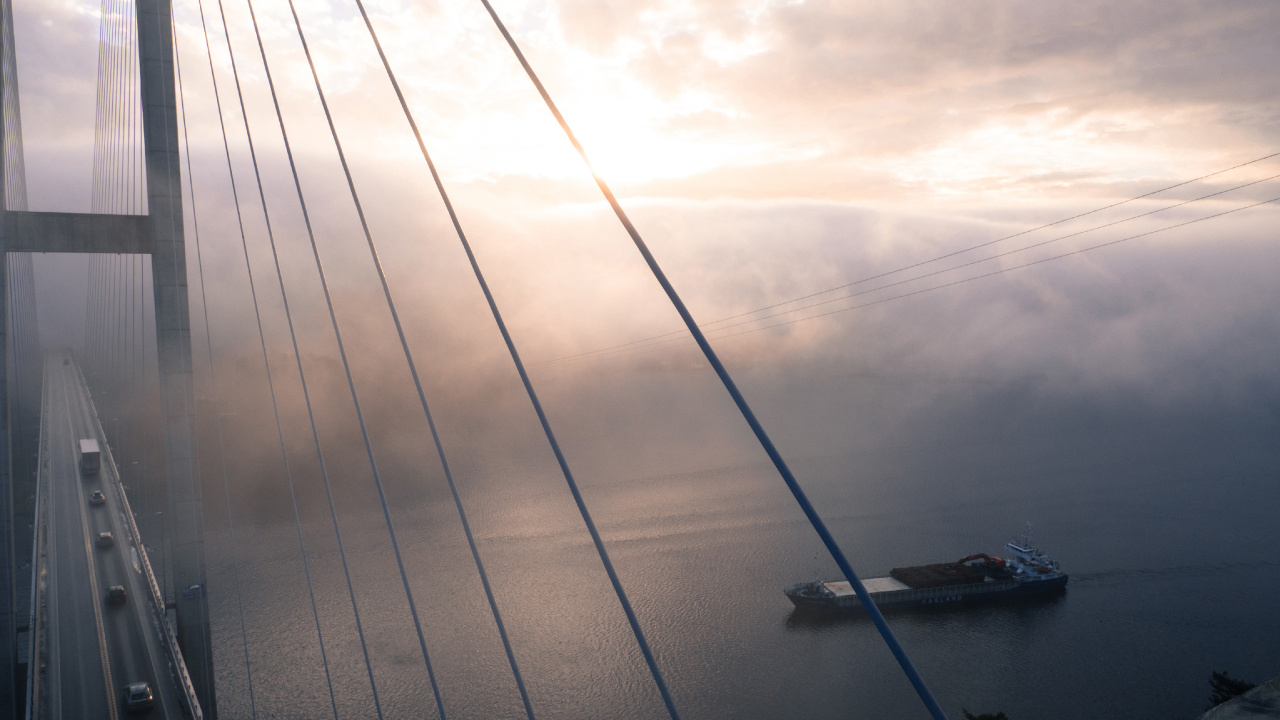 Bateau Blanc Sur un Plan D'eau Sous Des Nuages Blancs Pendant la Journée. Wallpaper in 1280x720 Resolution