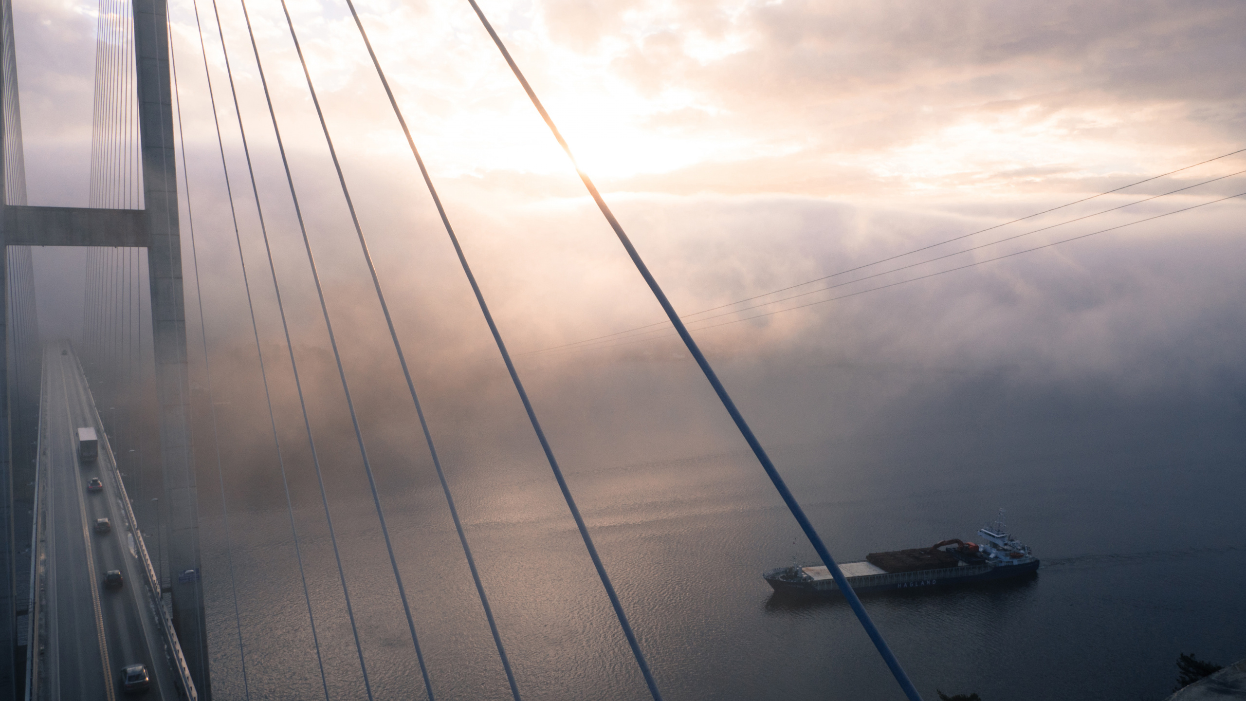 Bateau Blanc Sur un Plan D'eau Sous Des Nuages Blancs Pendant la Journée. Wallpaper in 2560x1440 Resolution