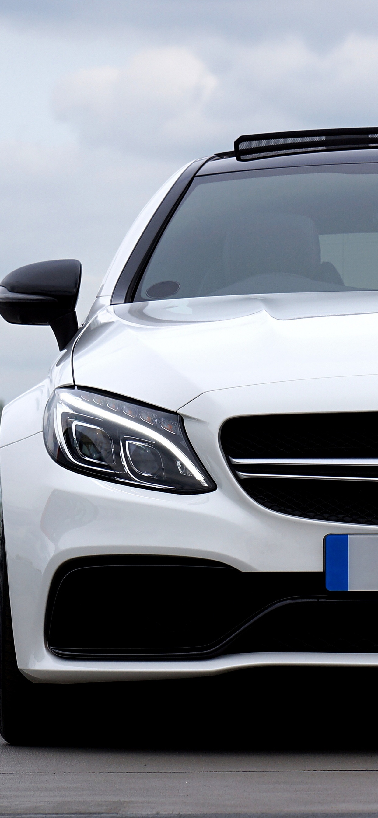 Weiße Mercedes-Benz C-Klasse Tagsüber Unterwegs. Wallpaper in 1242x2688 Resolution