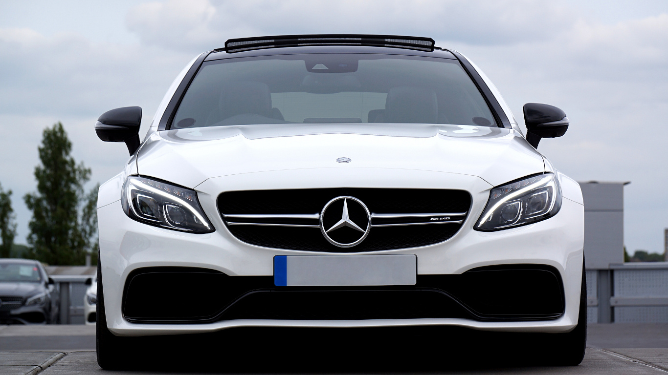 Weiße Mercedes-Benz C-Klasse Tagsüber Unterwegs. Wallpaper in 1366x768 Resolution