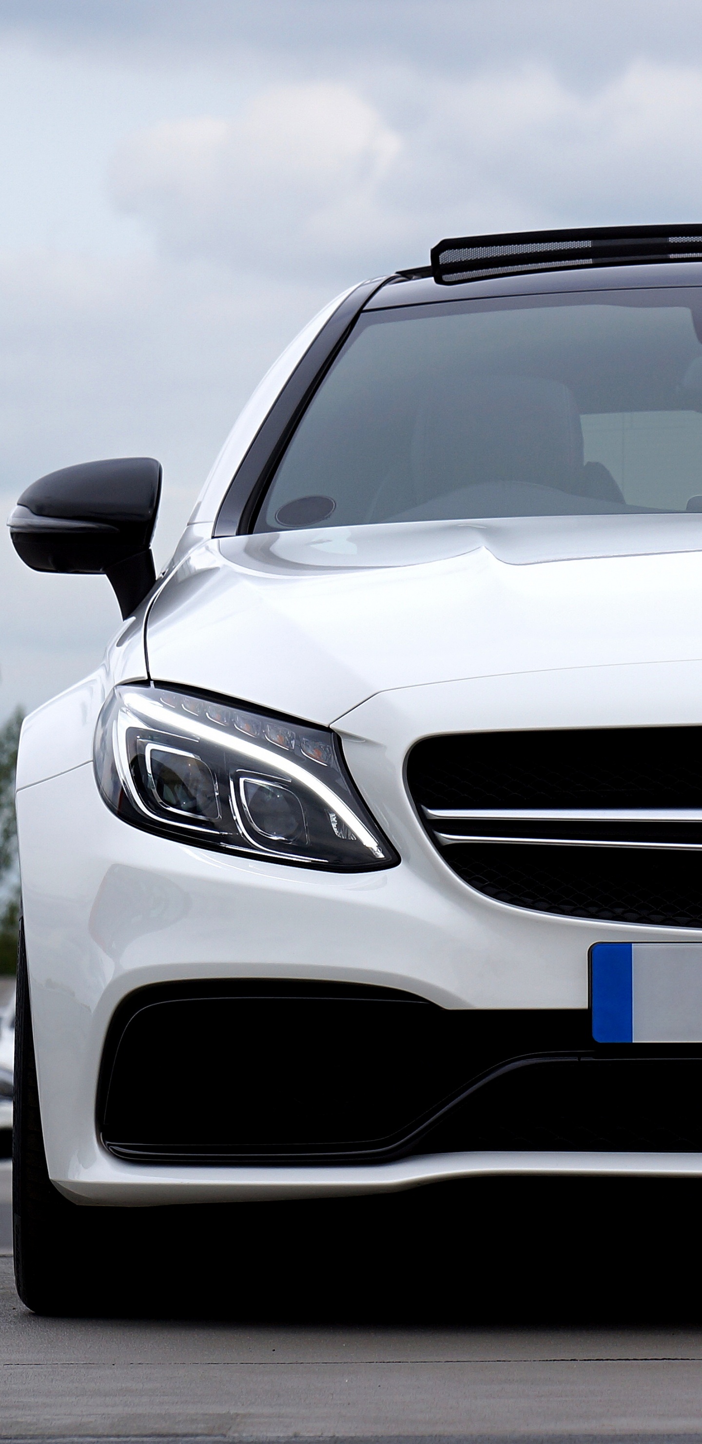 Weiße Mercedes-Benz C-Klasse Tagsüber Unterwegs. Wallpaper in 1440x2960 Resolution