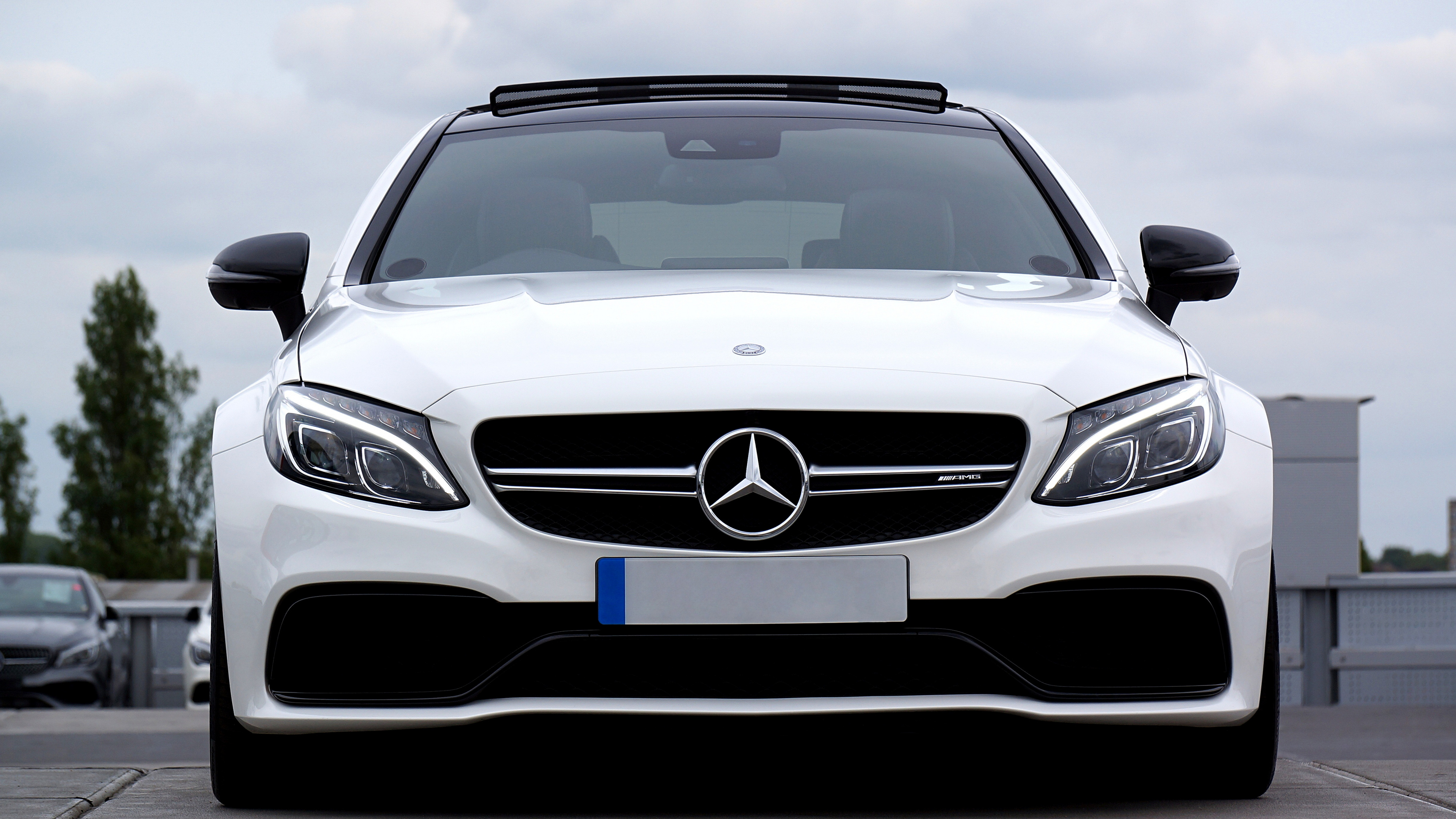 Weiße Mercedes-Benz C-Klasse Tagsüber Unterwegs. Wallpaper in 3840x2160 Resolution