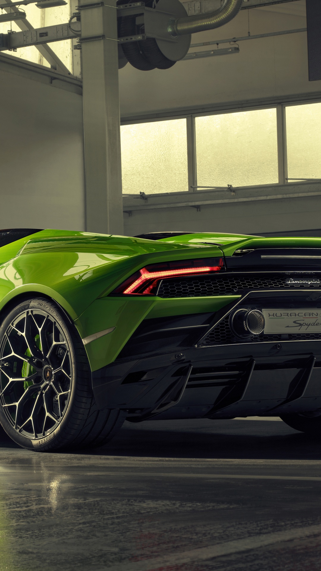 Porsche 911 Verde Estacionado en el Edificio. Wallpaper in 1080x1920 Resolution