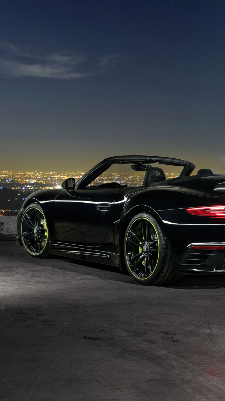 Schwarzer Porsche 911 Auf Grauem Sand Tagsüber. Wallpaper in 750x1334 Resolution