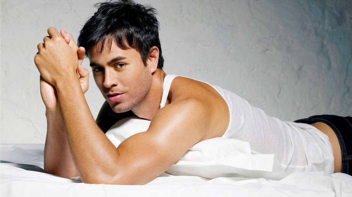 Enrique Iglesias, Músculos, Abdomen, Modelo, Cantautor. Wallpaper in 1366x768 Resolution