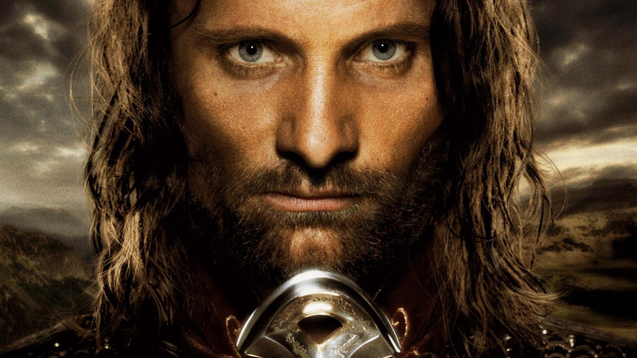 Homme en Casque D'or et Veste en Cuir Marron. Wallpaper in 1280x720 Resolution