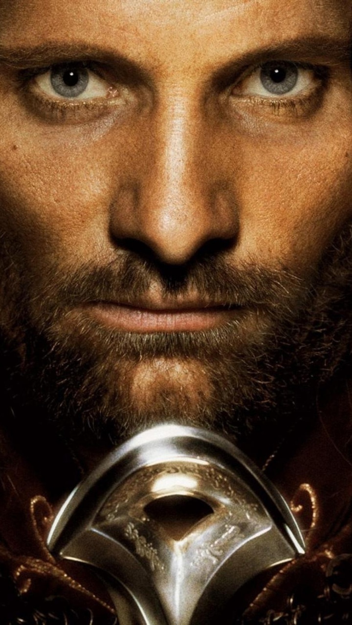 Homme en Casque D'or et Veste en Cuir Marron. Wallpaper in 720x1280 Resolution