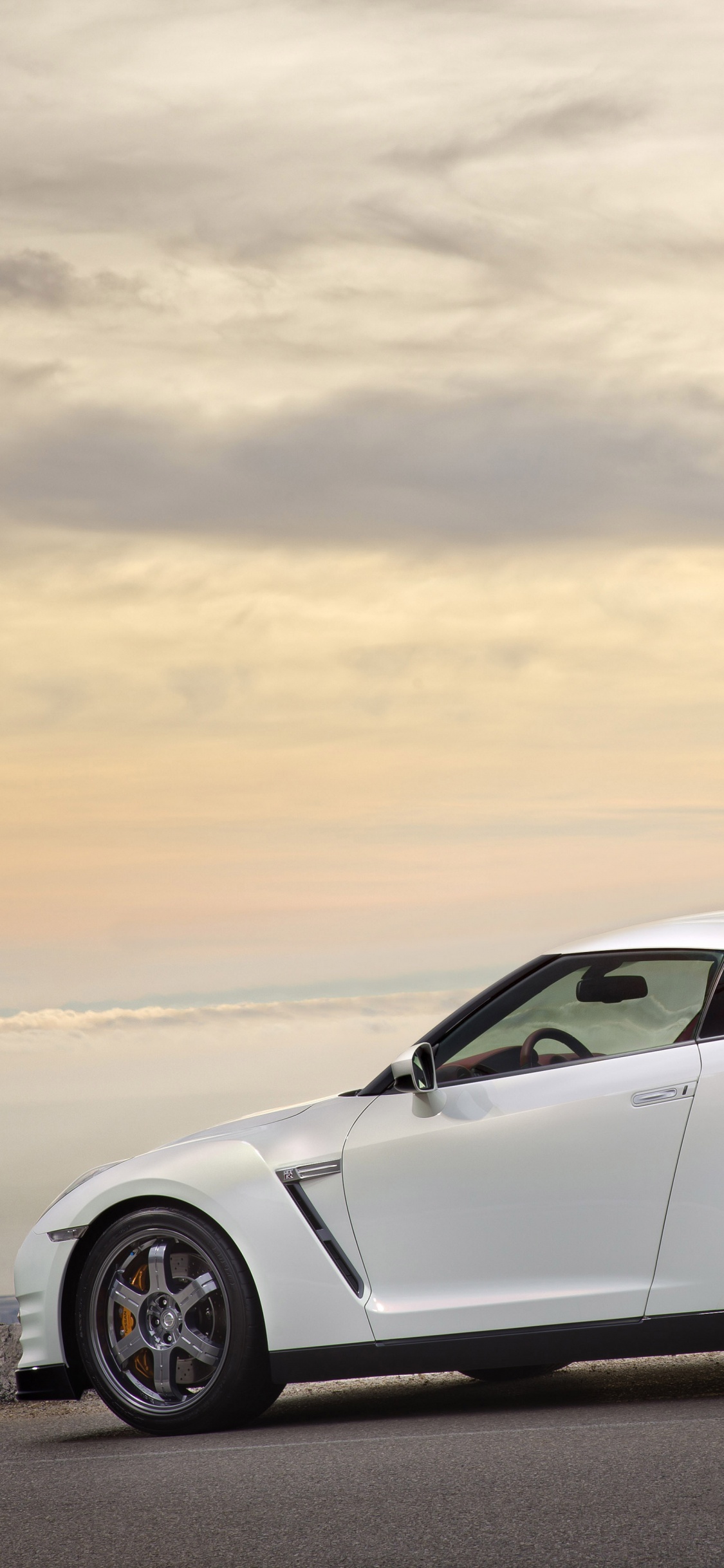 Weißer Porsche 911 Tagsüber am Strand. Wallpaper in 1125x2436 Resolution