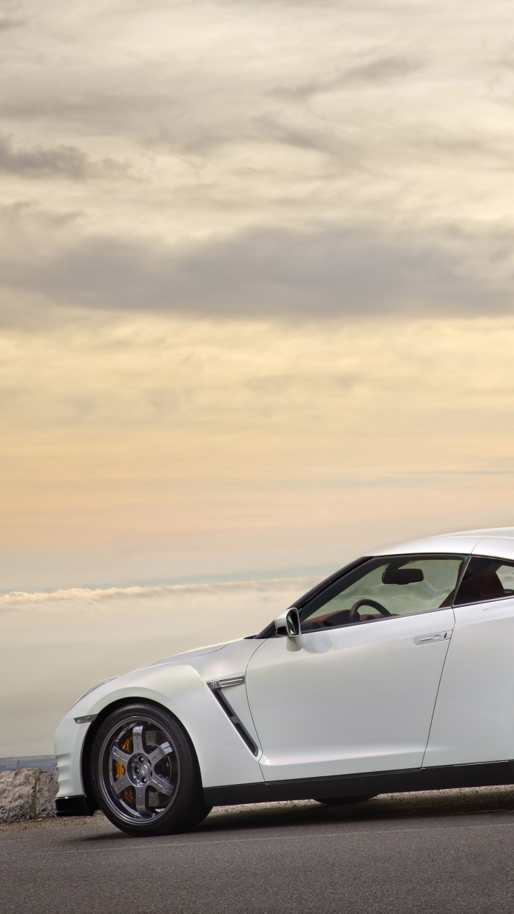 Porsche 911 Blanche Sur la Plage Pendant la Journée. Wallpaper in 720x1280 Resolution