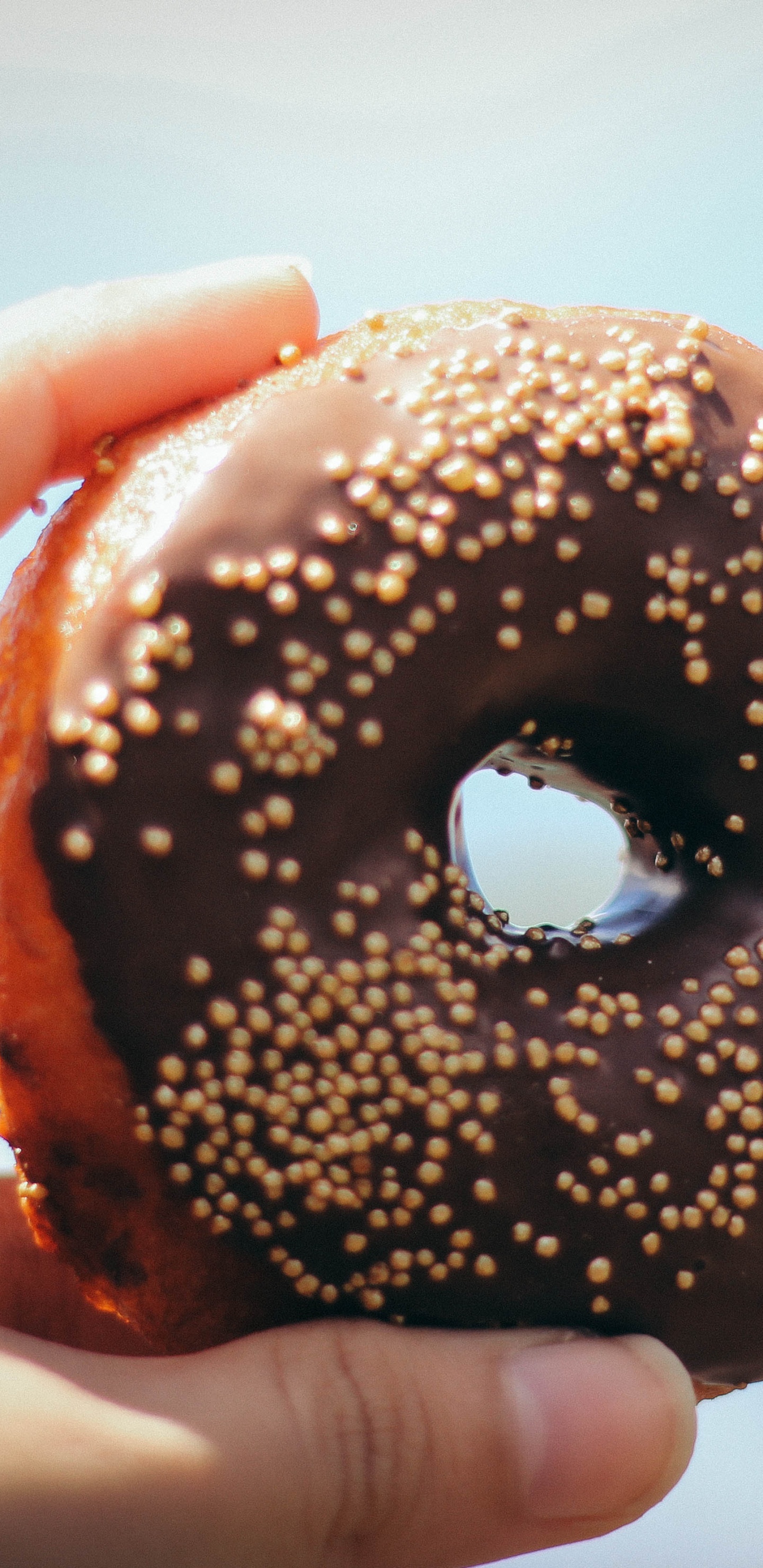 Schokodonut Mit Streuseln Darüber On. Wallpaper in 1440x2960 Resolution