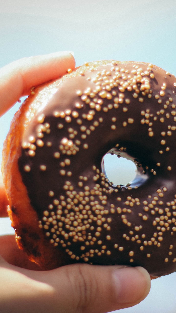 Schokodonut Mit Streuseln Darüber On. Wallpaper in 720x1280 Resolution