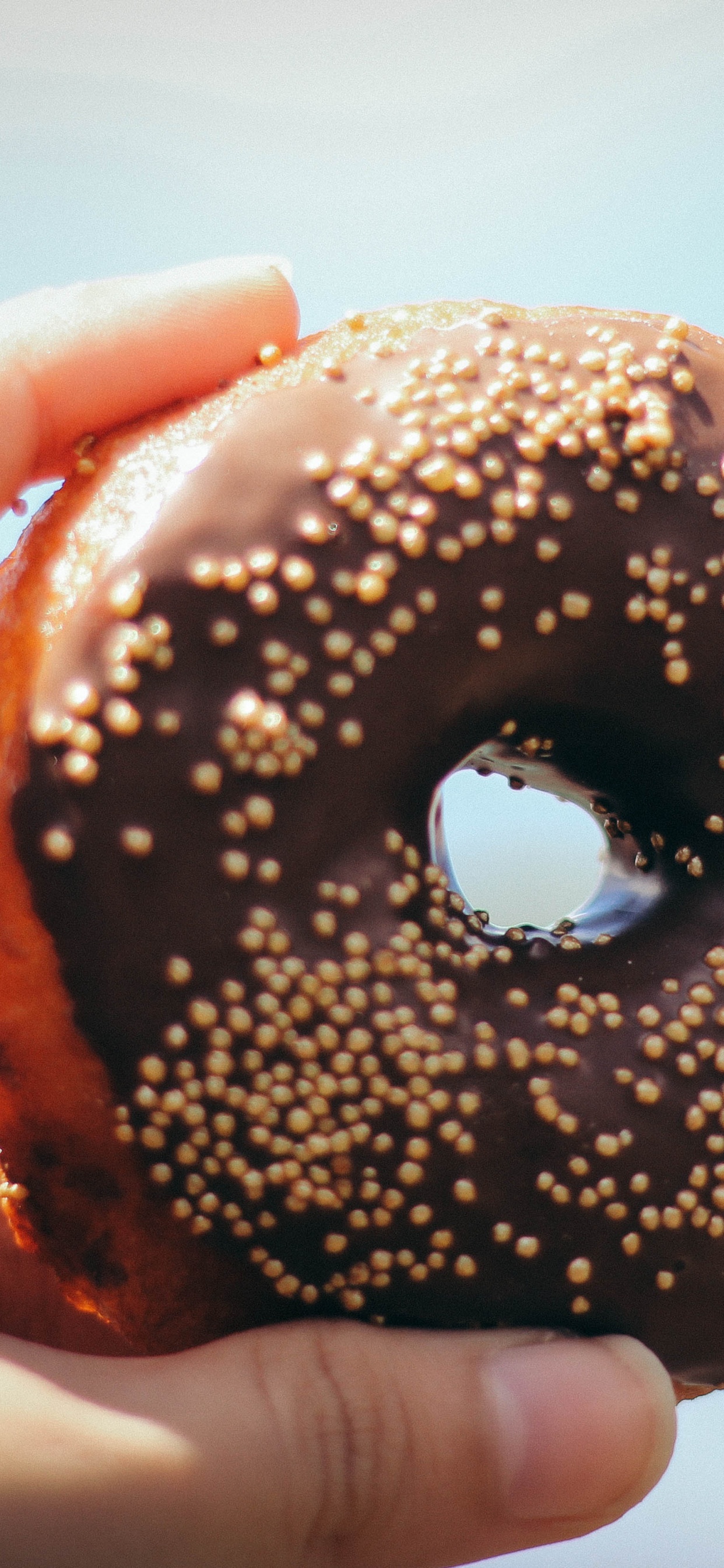 Rosquilla de Chocolate Con Chispitas Encima. Wallpaper in 1242x2688 Resolution