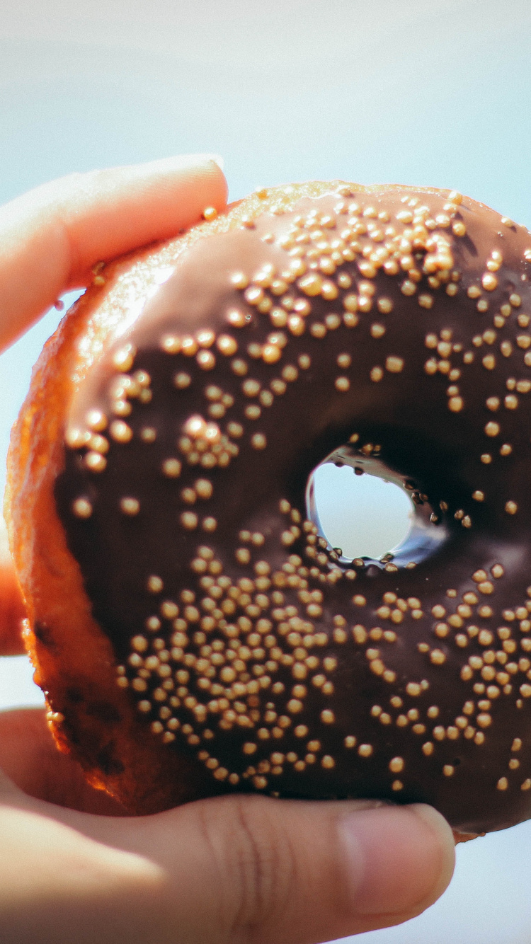 Rosquilla de Chocolate Con Chispitas Encima. Wallpaper in 750x1334 Resolution