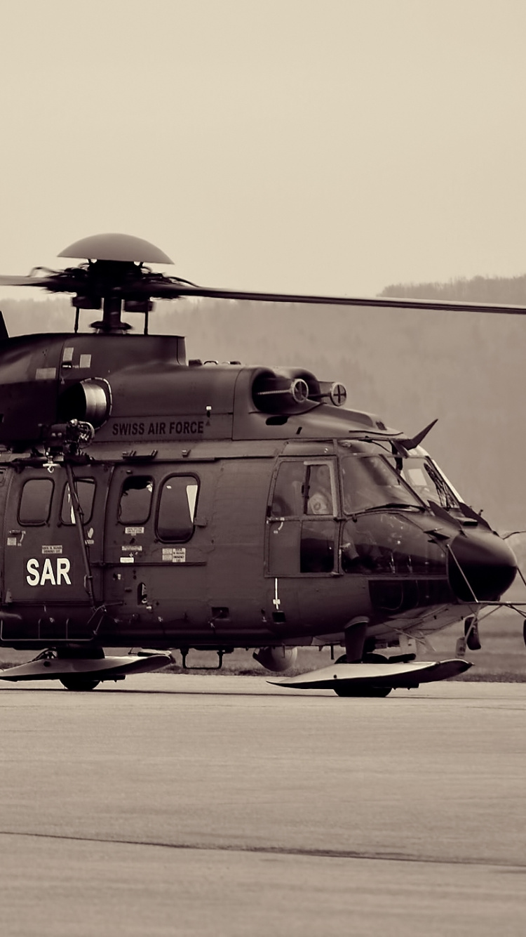 Helicóptero Blanco y Negro Sobre Campo Gris Durante el Día. Wallpaper in 750x1334 Resolution