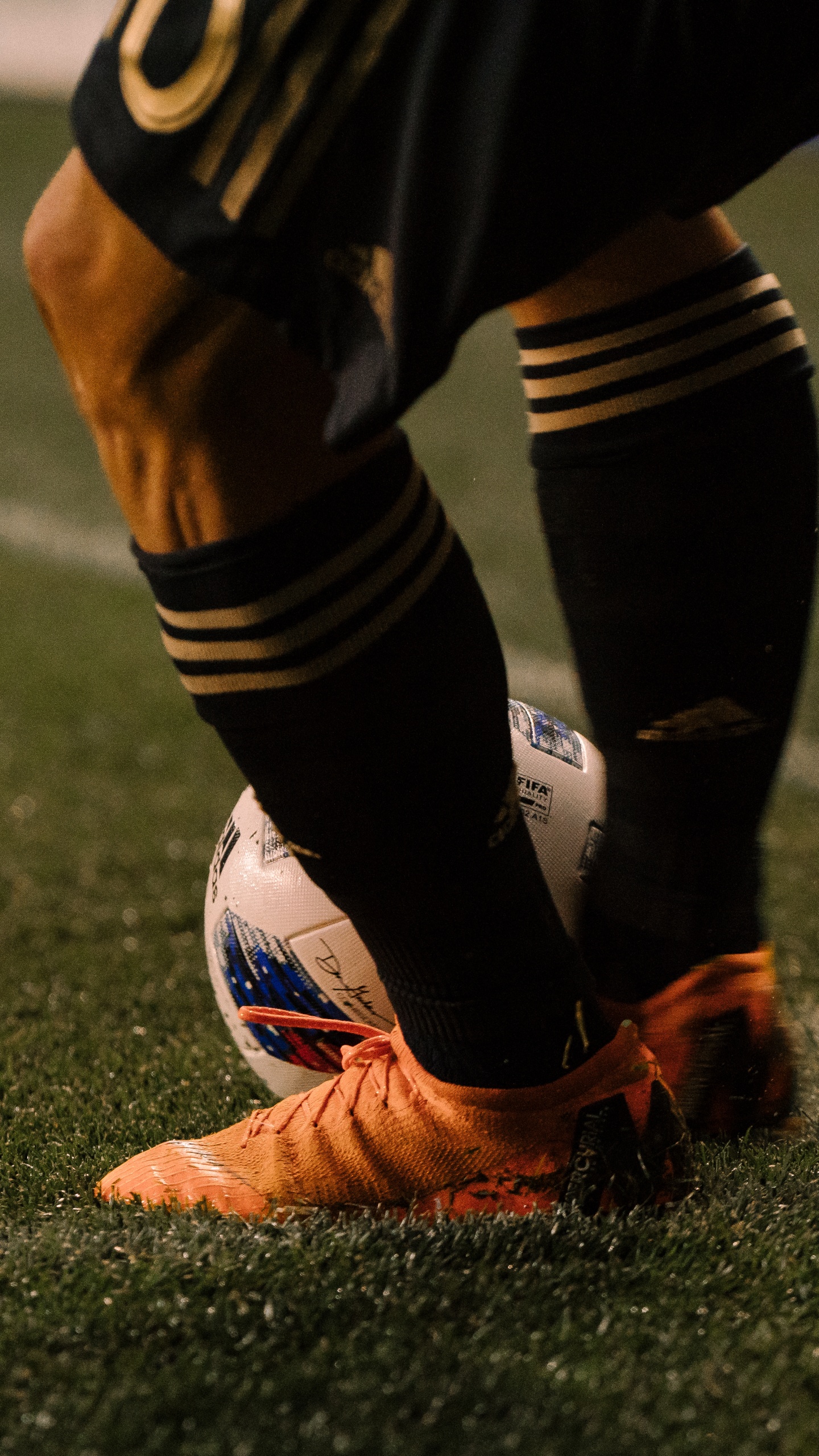 Personne en Maillot de Football Rayé Noir et Blanc. Wallpaper in 1440x2560 Resolution