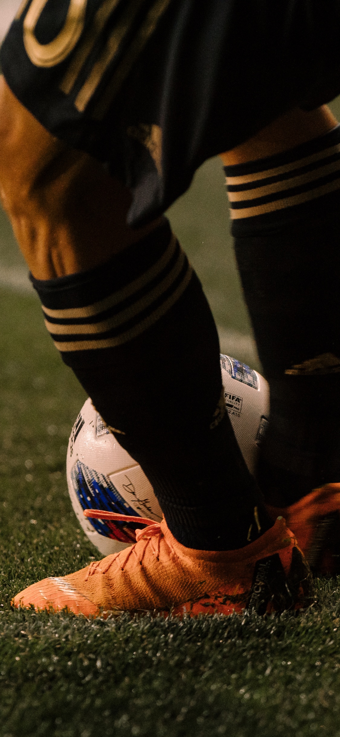 Person im Schwarz-weiß Gestreiften Fußballtrikot. Wallpaper in 1125x2436 Resolution