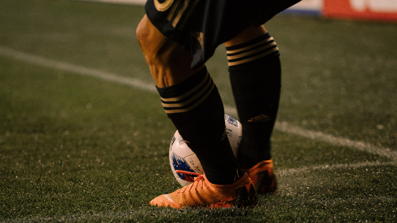 Person im Schwarz-weiß Gestreiften Fußballtrikot. Wallpaper in 1280x720 Resolution