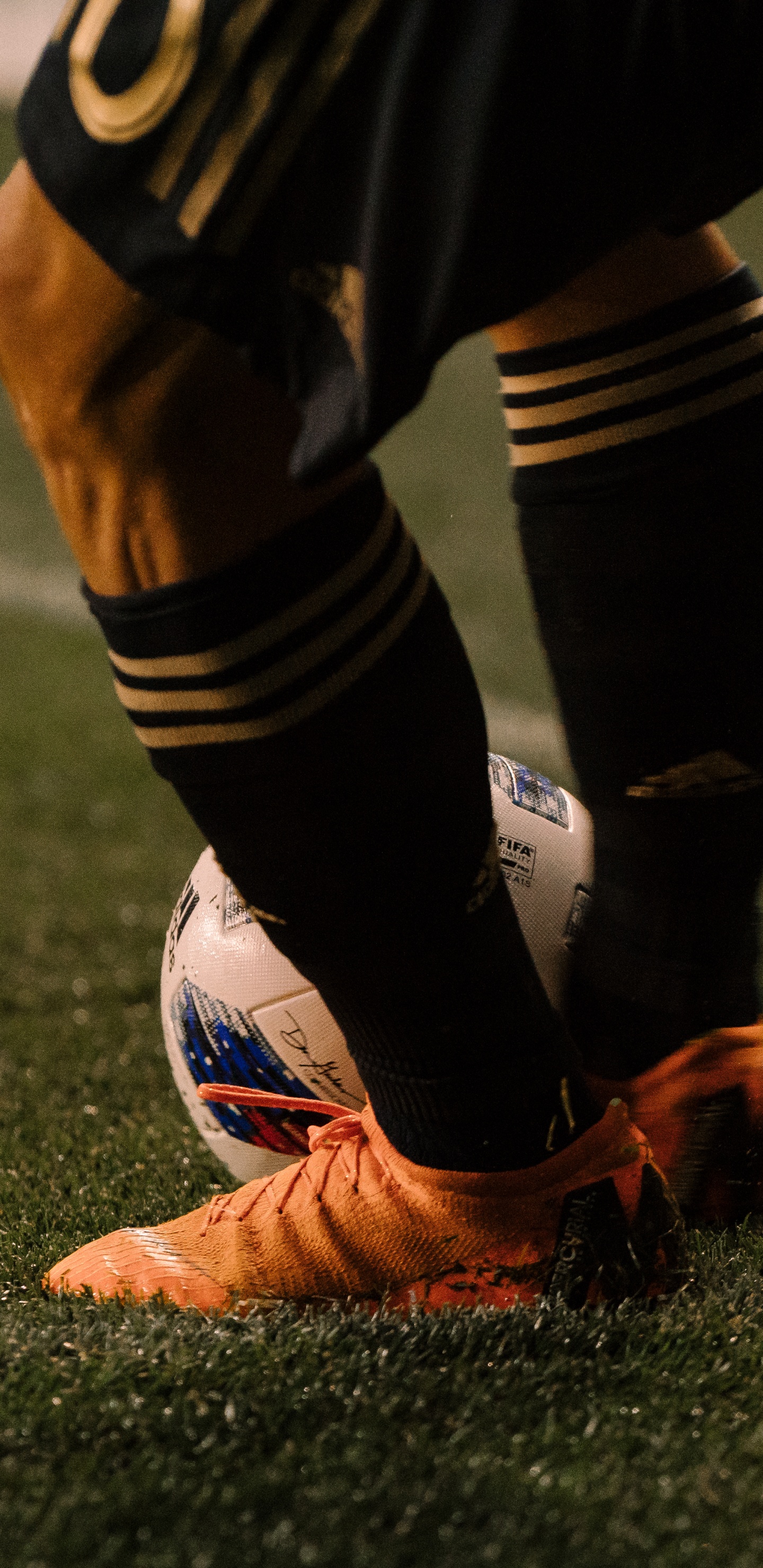 Person im Schwarz-weiß Gestreiften Fußballtrikot. Wallpaper in 1440x2960 Resolution