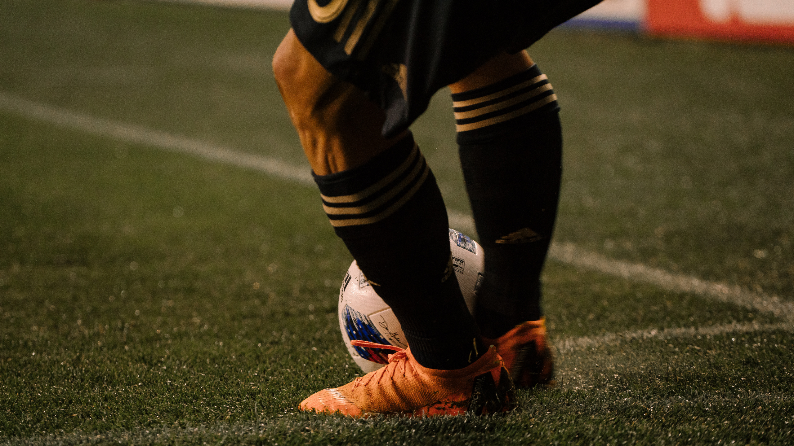 Person im Schwarz-weiß Gestreiften Fußballtrikot. Wallpaper in 2560x1440 Resolution