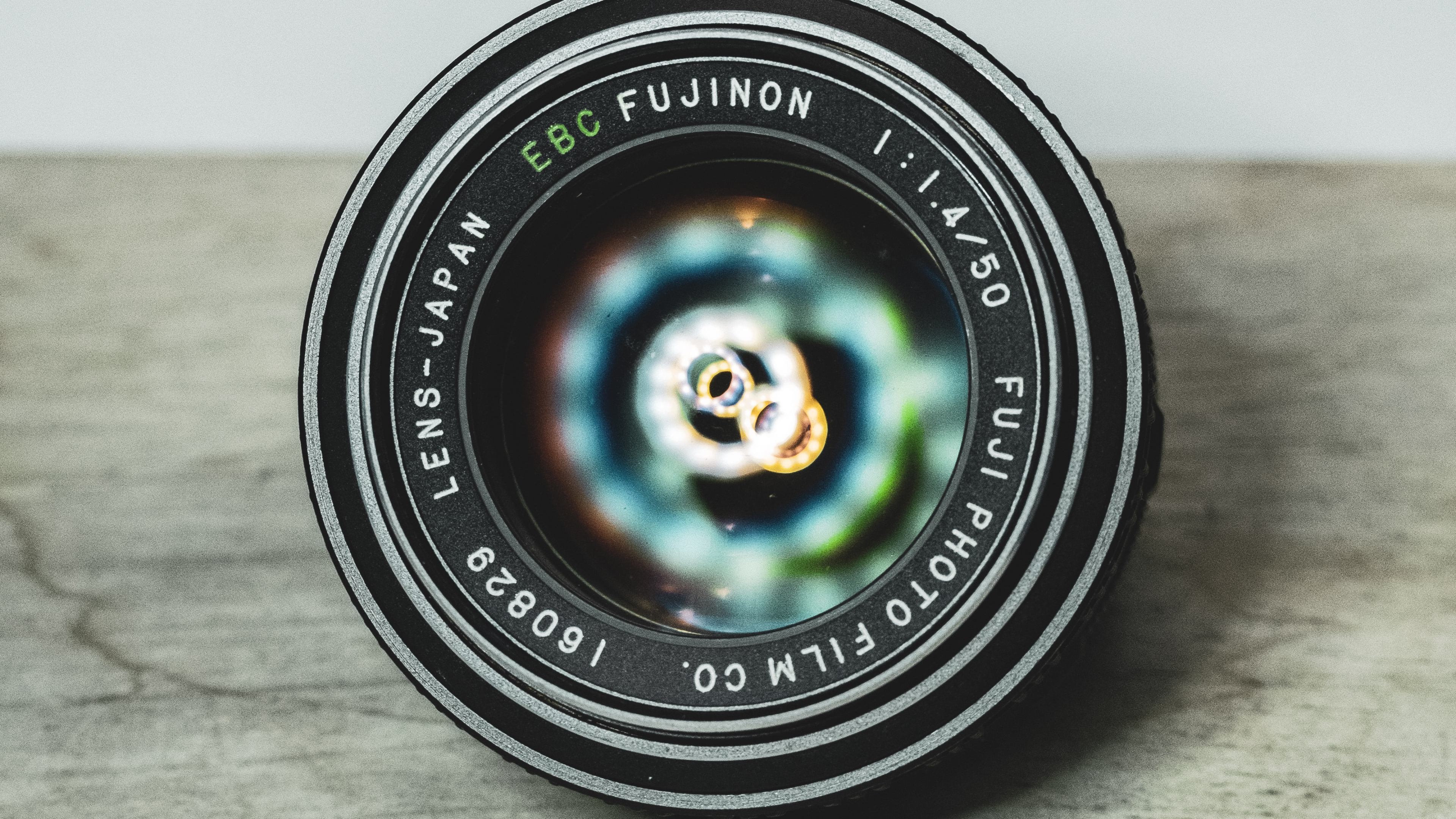 Objectif de Caméra Rond Noir Sur Une Table en Bois Marron. Wallpaper in 3840x2160 Resolution