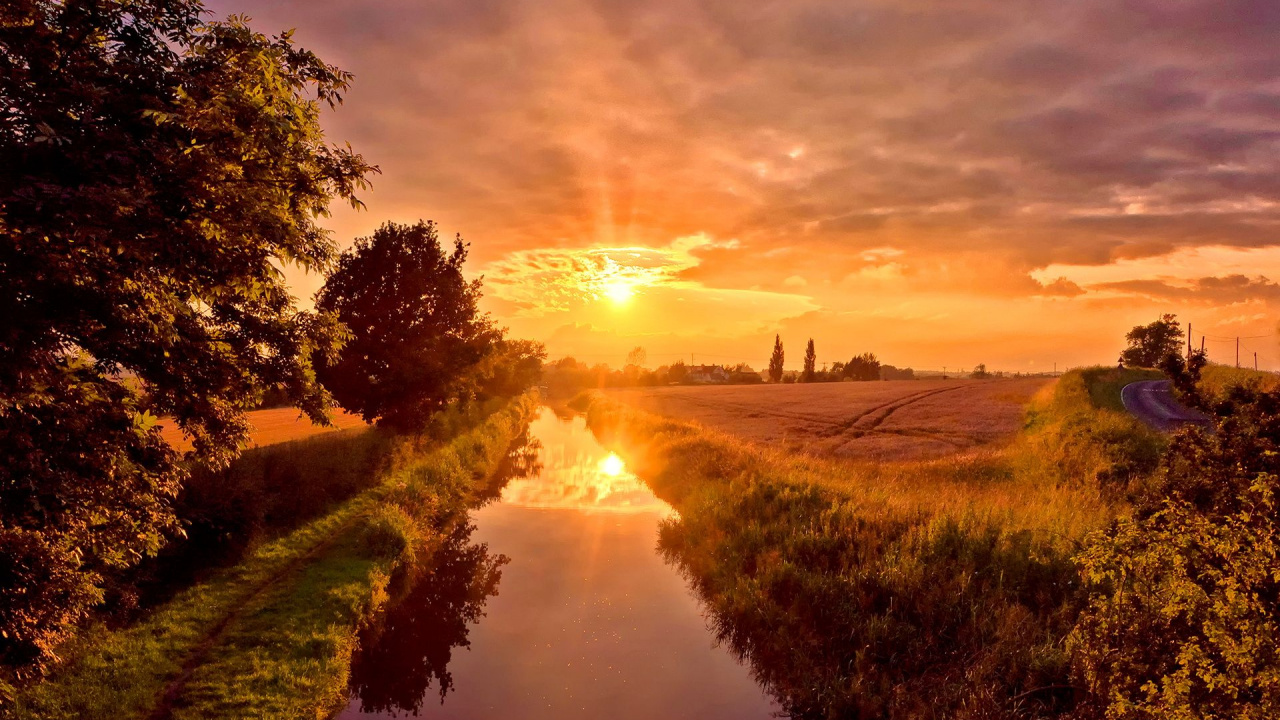 Green Grass Field Near River During Daytime. Wallpaper in 1280x720 Resolution