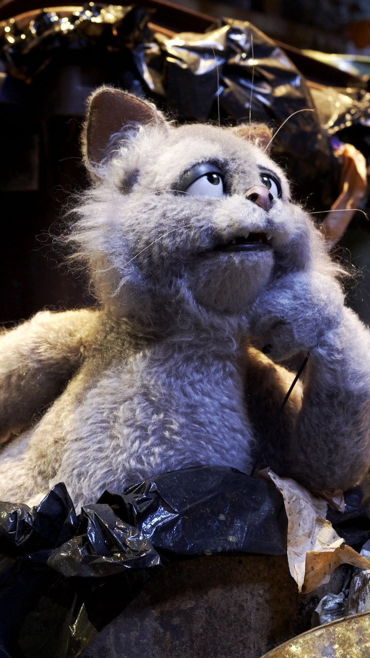 Brown and White Lion Plush Toy. Wallpaper in 720x1280 Resolution