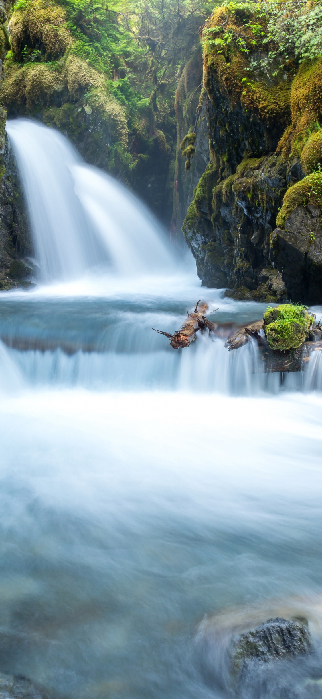 Fotografía de Lapso de Tiempo de Cascadas.. Wallpaper in 1125x2436 Resolution