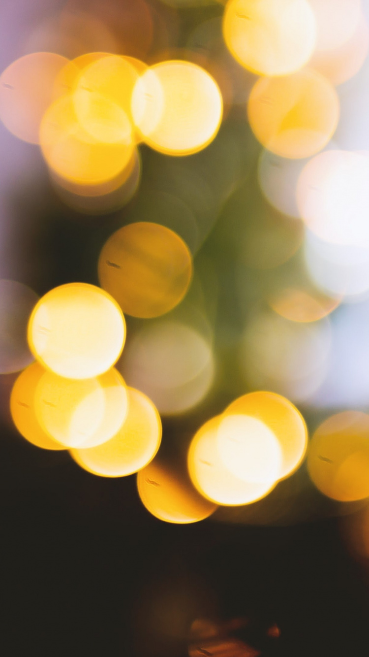 Gelbe Und Weiße Bokeh-Lichter. Wallpaper in 750x1334 Resolution