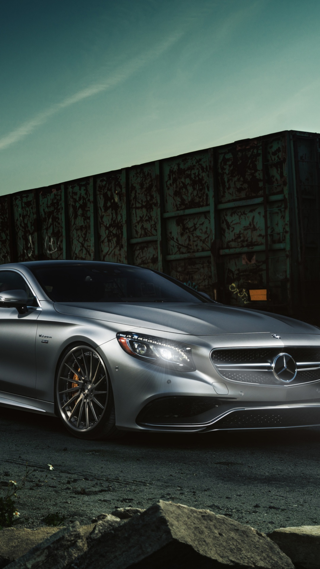 Silbernes Mercedes Benz Coupé Neben Brauner Backsteinmauer Geparkt. Wallpaper in 1080x1920 Resolution