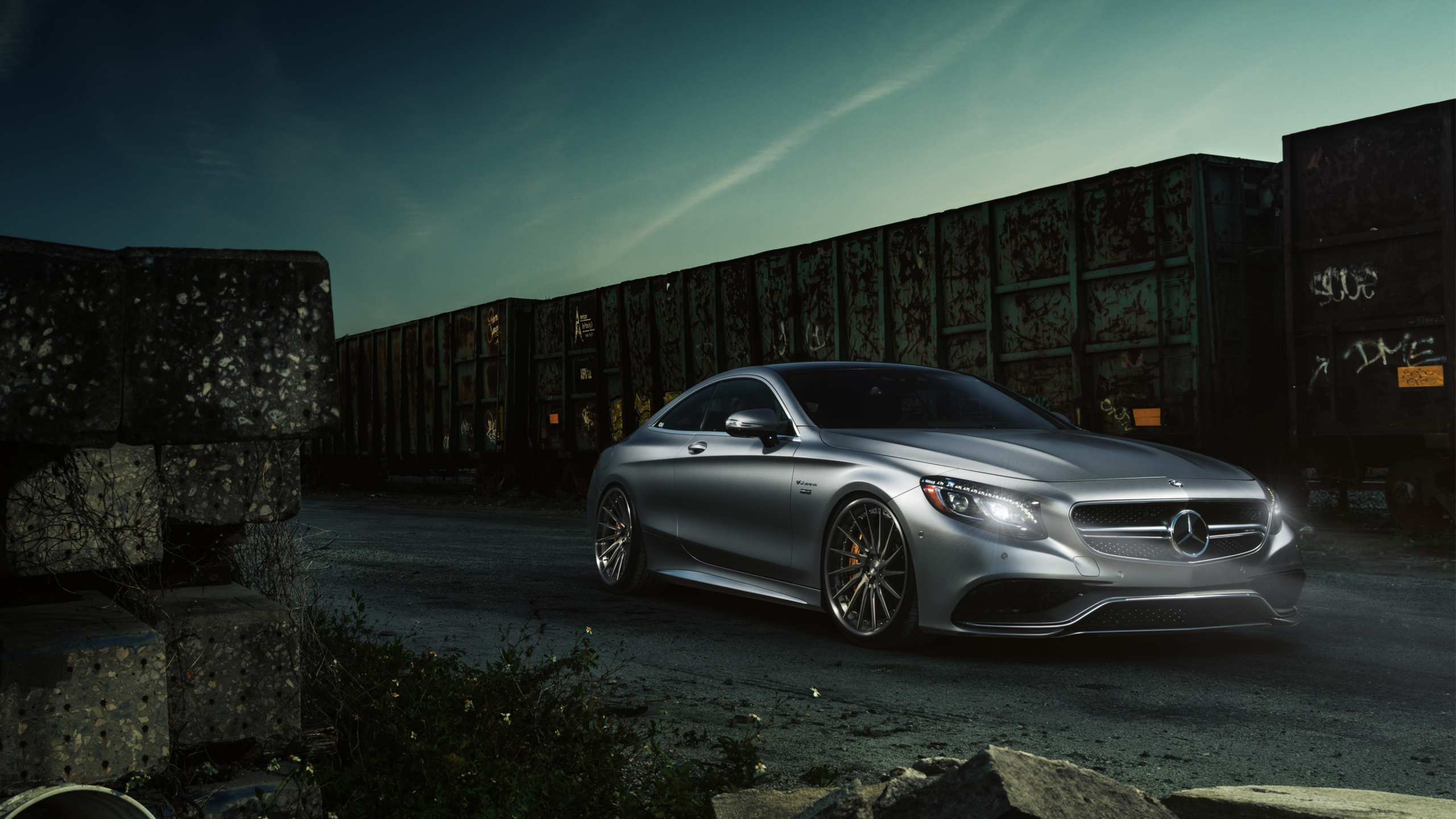 Silbernes Mercedes Benz Coupé Neben Brauner Backsteinmauer Geparkt. Wallpaper in 2560x1440 Resolution