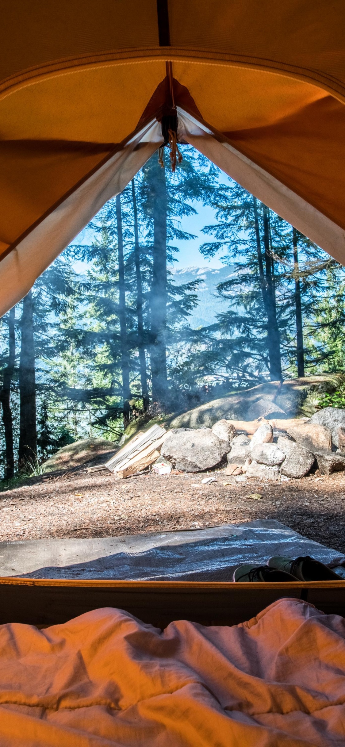 Braunes Und Weißes Zelt Auf Schneebedecktem Boden Tagsüber. Wallpaper in 1125x2436 Resolution