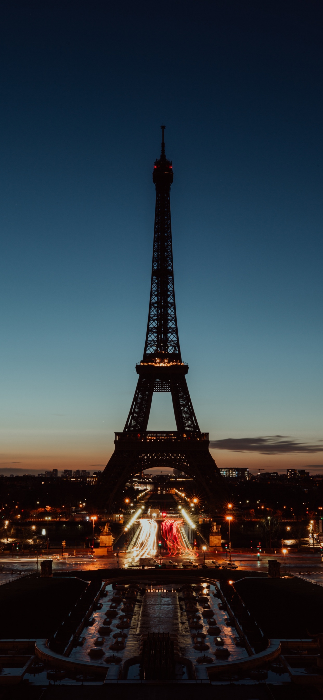 Eiffelturm in Paris Während Der Nacht. Wallpaper in 1242x2688 Resolution